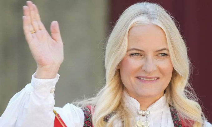 „Се извинувам за моето пријателство со Епстин“: Норвешката принцеза ги моли кралот и кралицата за прошка