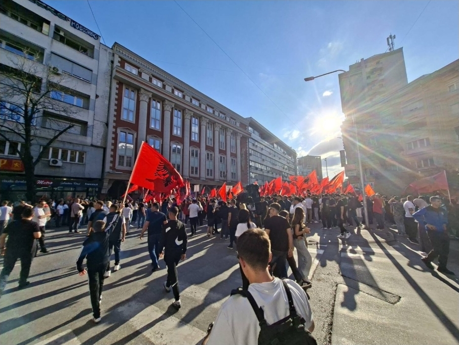 Го прекршија Законот за знамиња, за државна химна и Уставот – вели Мицкоски за протестот за полагање на правосудниот испит на албански