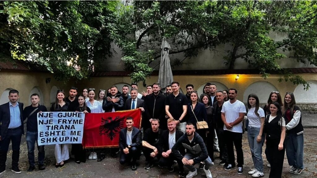 Албански студенти од Тирана патуваа во Република Македонија за да го поддржат вчерашниот протест во Скопје