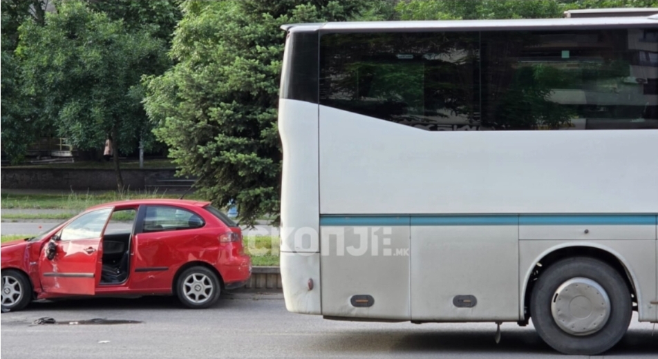 Автомобил и автобус се судрија во Аеродром, можно е „сеатот“ да возел во спротивна насока