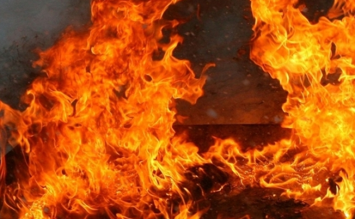 Три лица влегле во маркет во Скопје и го запалиле, полицајци при обид да изгасат вдишале чад!