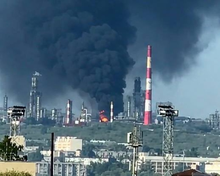 Нападнат руски град на 700 км од украинската граница. Погодена е рафинеријата, а има и жртви