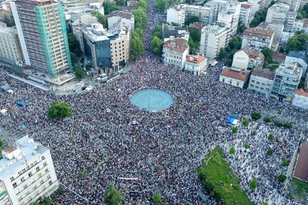 Вучиќ бесен поради проценката дека на протестите во Белград имало 200.000 луѓе: „Дали ви е срам?“