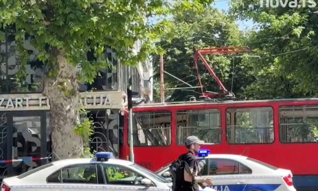 Патници се извлекувале низ врати и прозорци по ударот на трамвајот во Белград