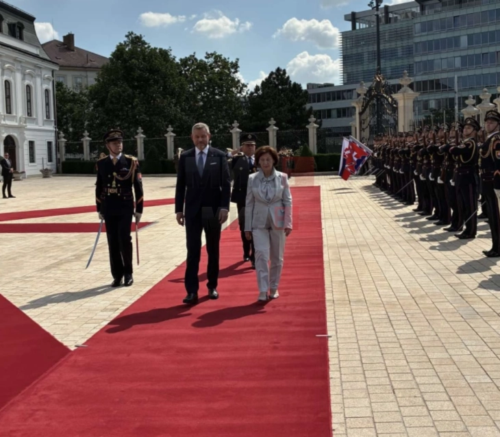 Претседателката Сиљановска-Давкова со највисоки државни почести пречекана во Братислава