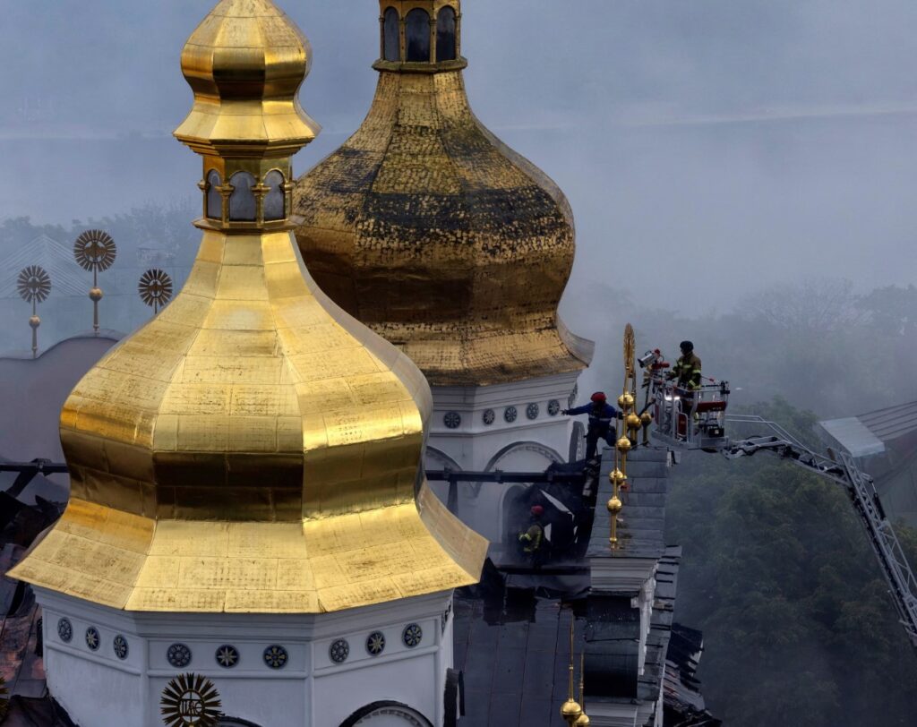 Русија тврди дека не го нападнала историскиот манастир во Киев, ја обвинува Украина