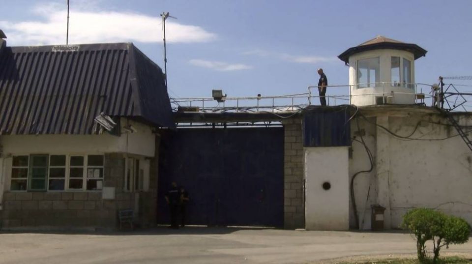 Крвава тепачка во Идризово – осуденик заврши со тешки повреди
