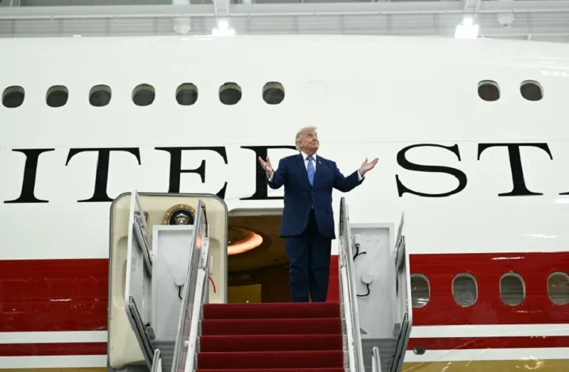 Трамп се пофали со авионот подарен од Катар