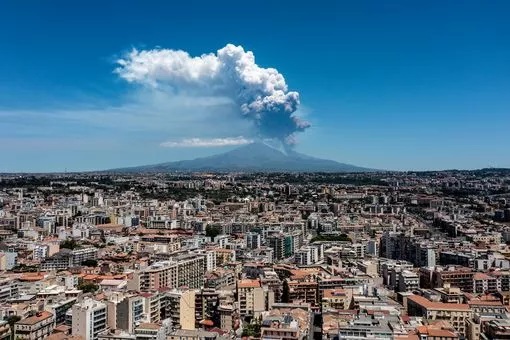 Вулканот Етна на Сицилија повторно се активираше и исфрли лава