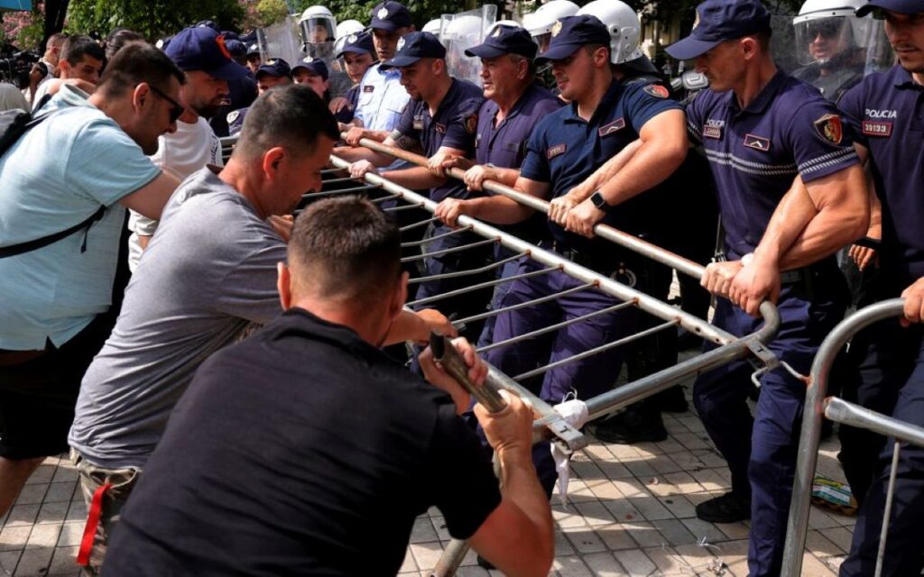На антивладините протести во Албанија уапсени 18 демонстранти, повредени 12 полицајци