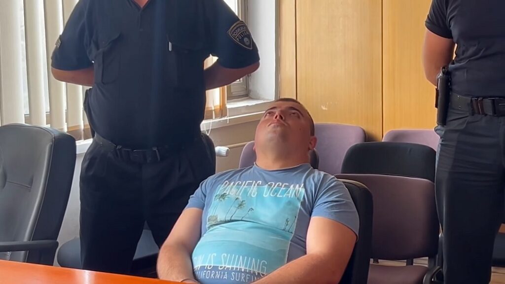 Серискиот убиец од Старо Нагоричане влезе во судница – гледаше во таванот и не признава вина