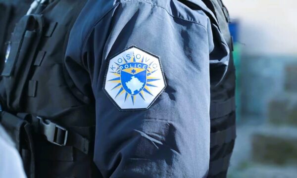 Babai e qëllon me armë zjarri djalin në Suharekë